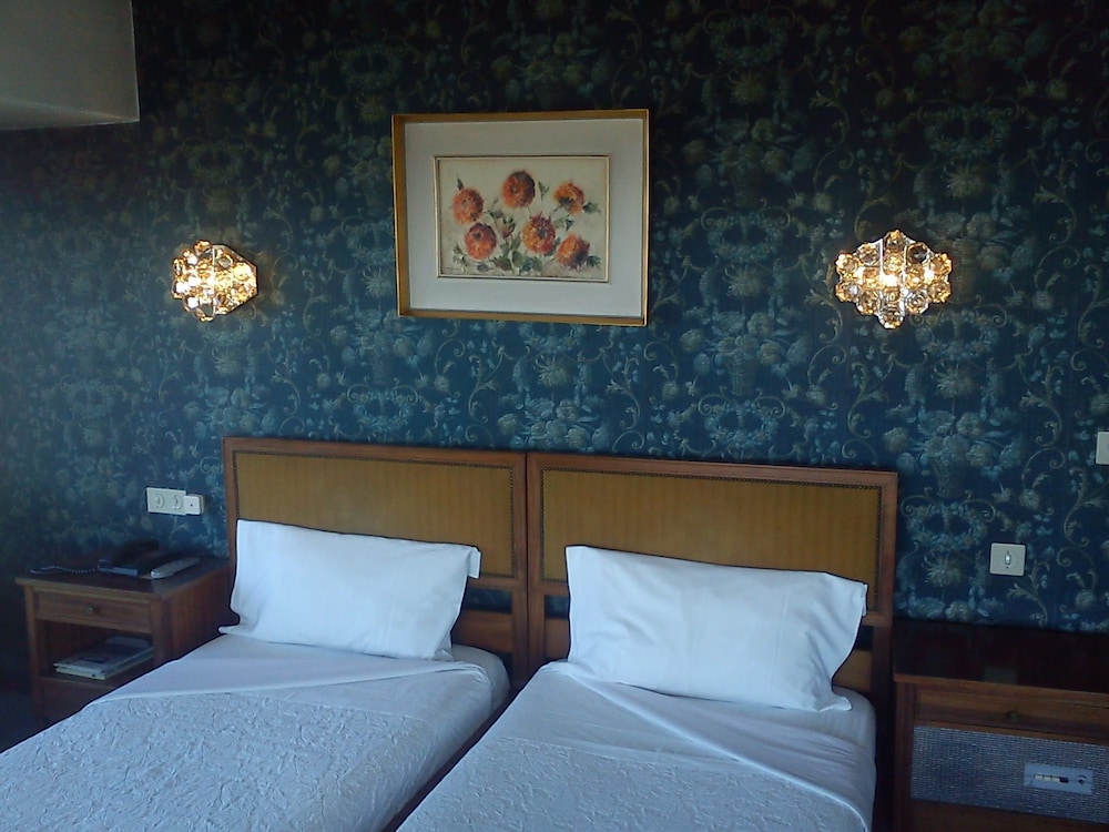 PANORAMIC, TWIN BEDS, CITY VIEW