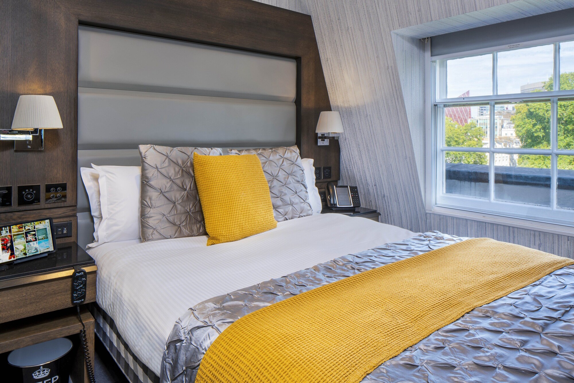 STANDARD, QUEEN BED, SMALL