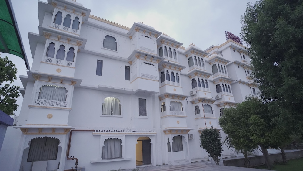Dreams Resort Udaipur 1/44