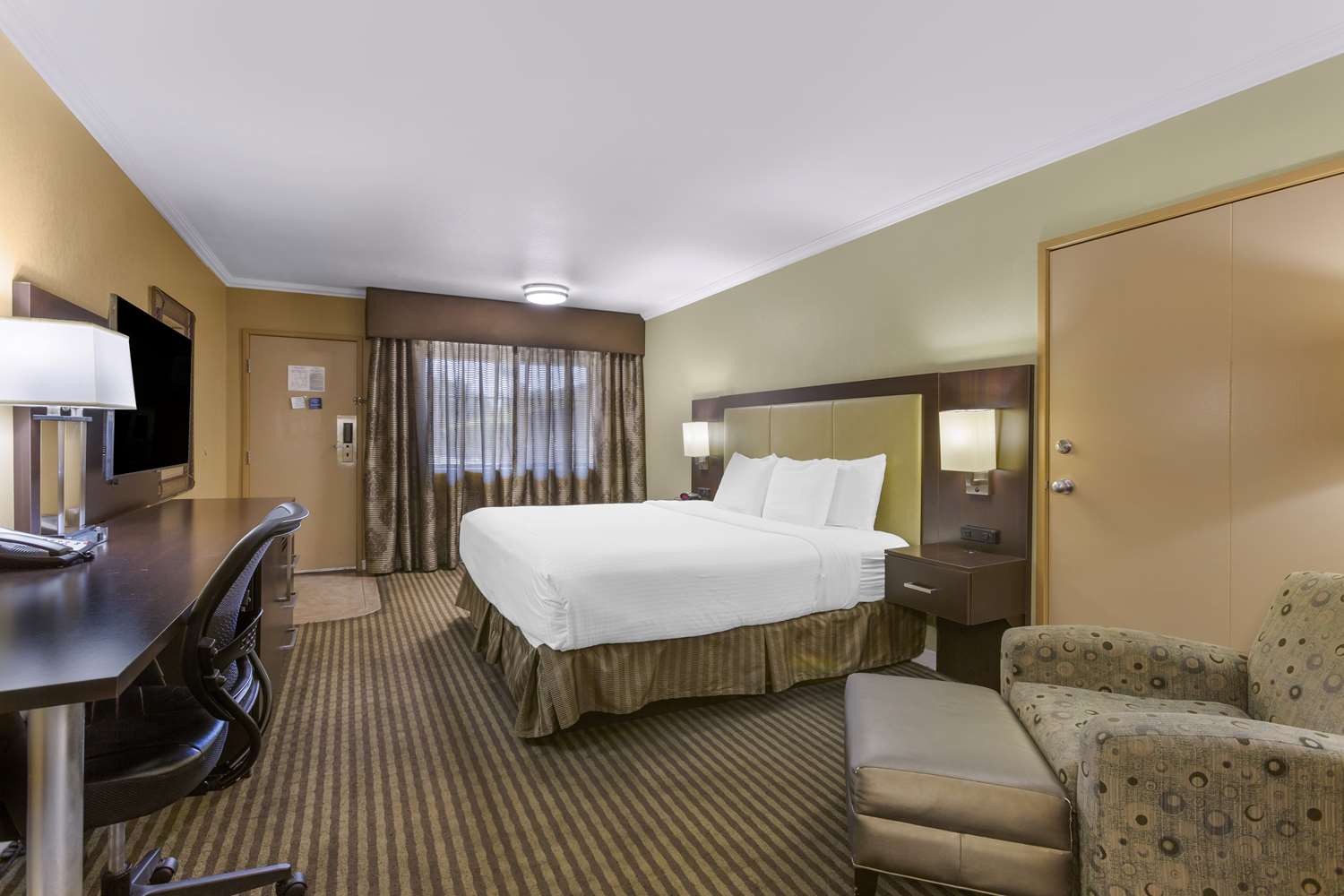 غرفة بسرير كينج لذوي الإعاقة، Royal Sun Inn & Suites 3/4
