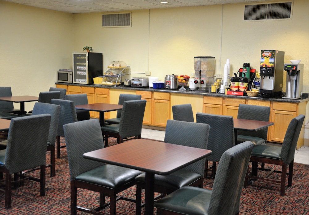 Columbus Grand Hotel and Banquet Center 21/33