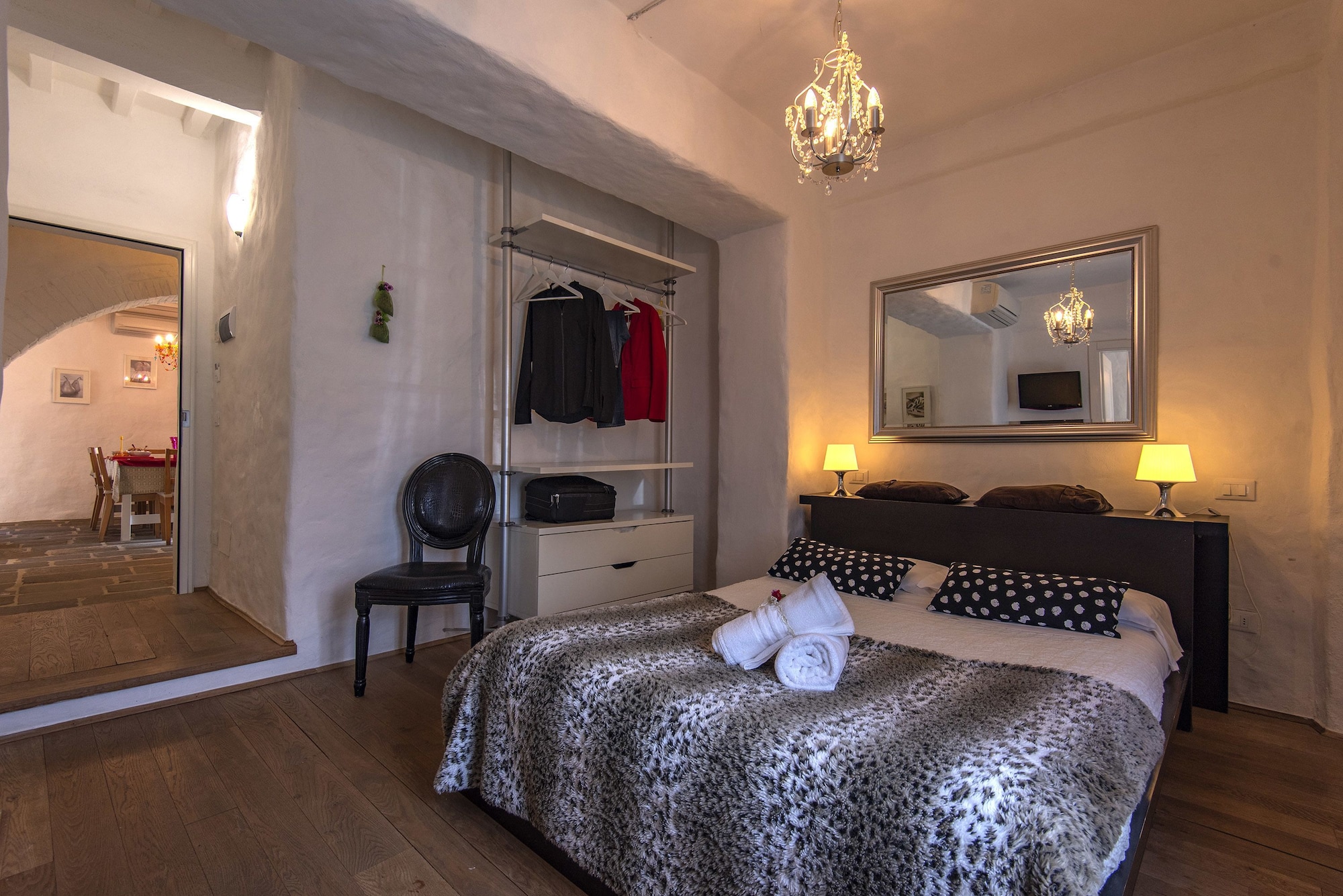 ROOM, DOUBLE BED