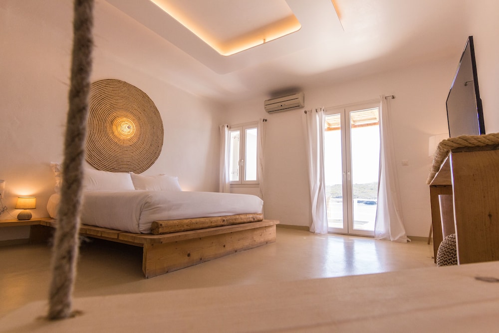 SALT SUITES & EXECUTIVE ROOMS 17/56