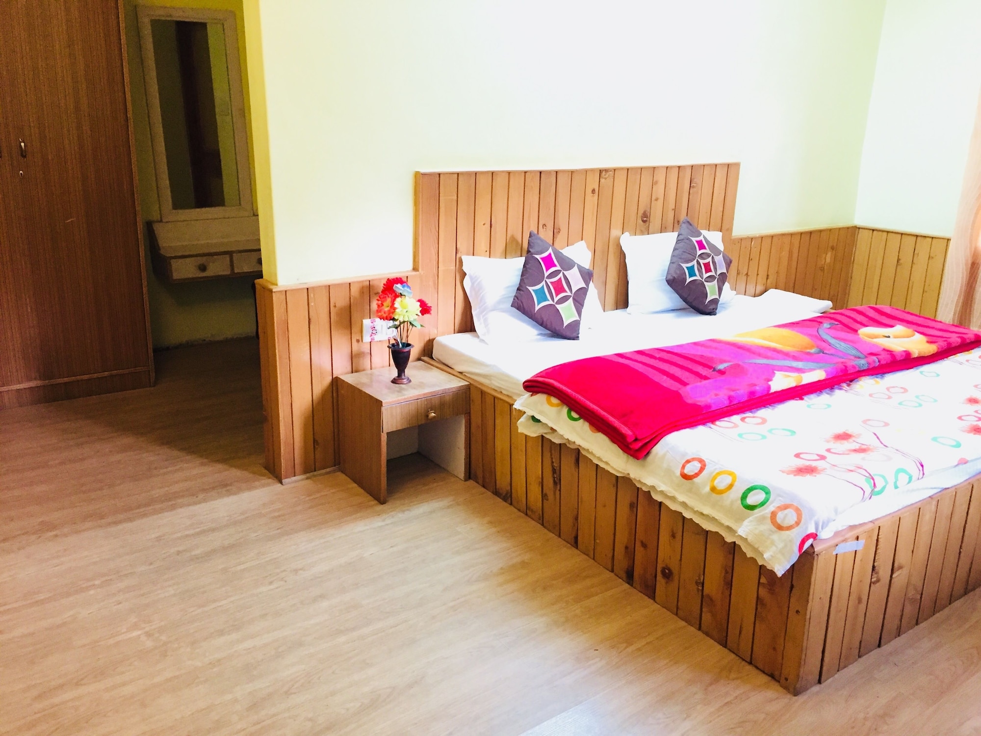 DELUXE, KING BED