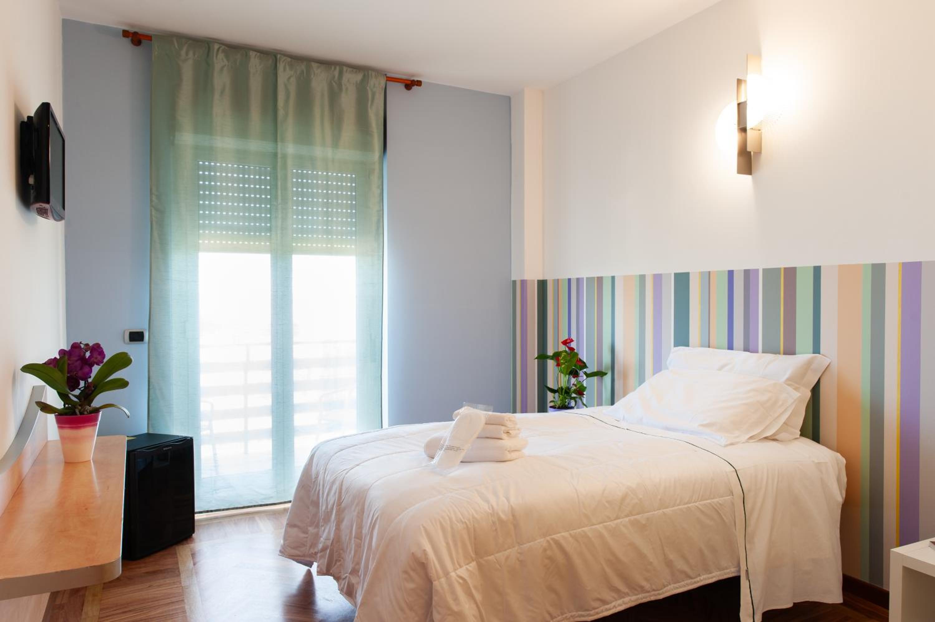 ROOM, SINGLE