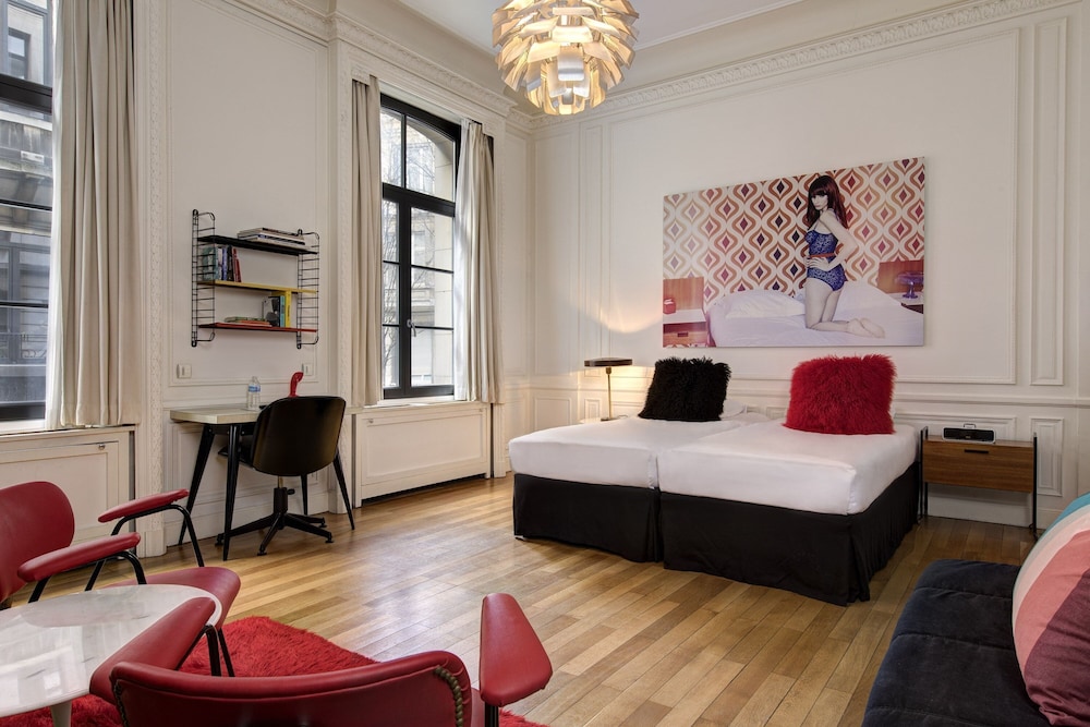 Vintage Hotel 27/50