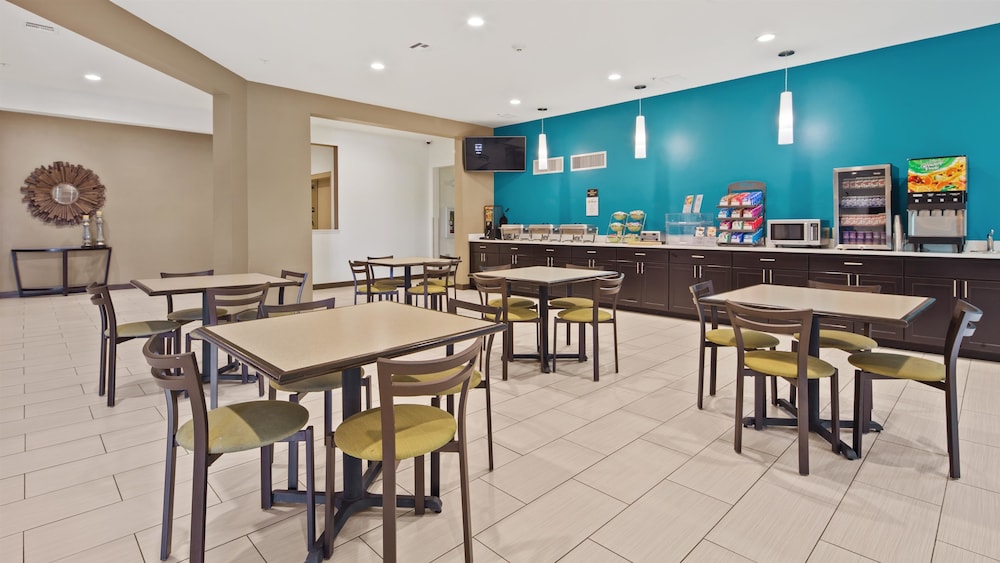 Best Western Lindsay Inn Suites 19/24