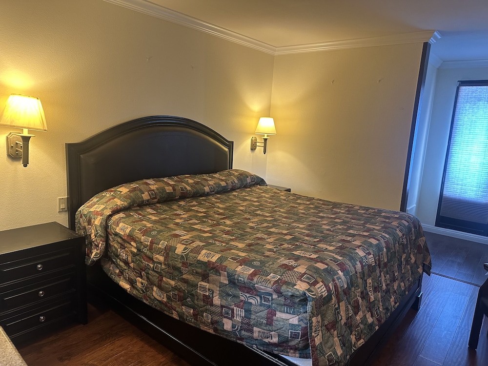Basic, King Bed, Smoking