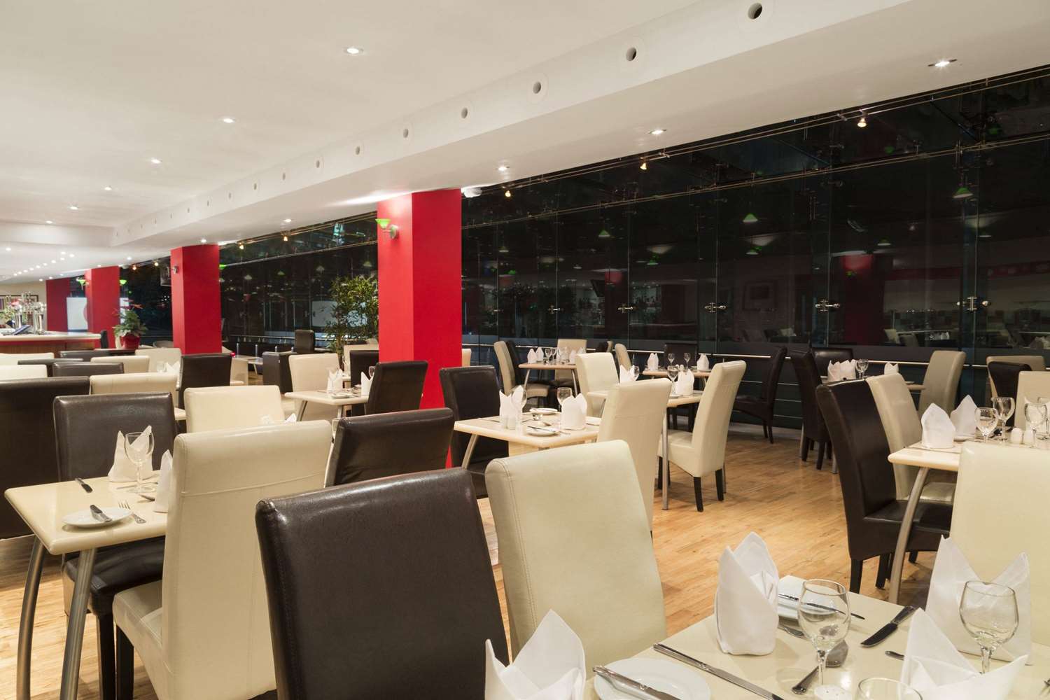 Ramada by Wyndham Hounslow - Heathrow East 8/13
