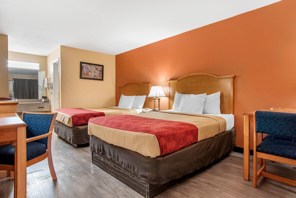 Econo Lodge Inn & Suites Evergreen 6/24