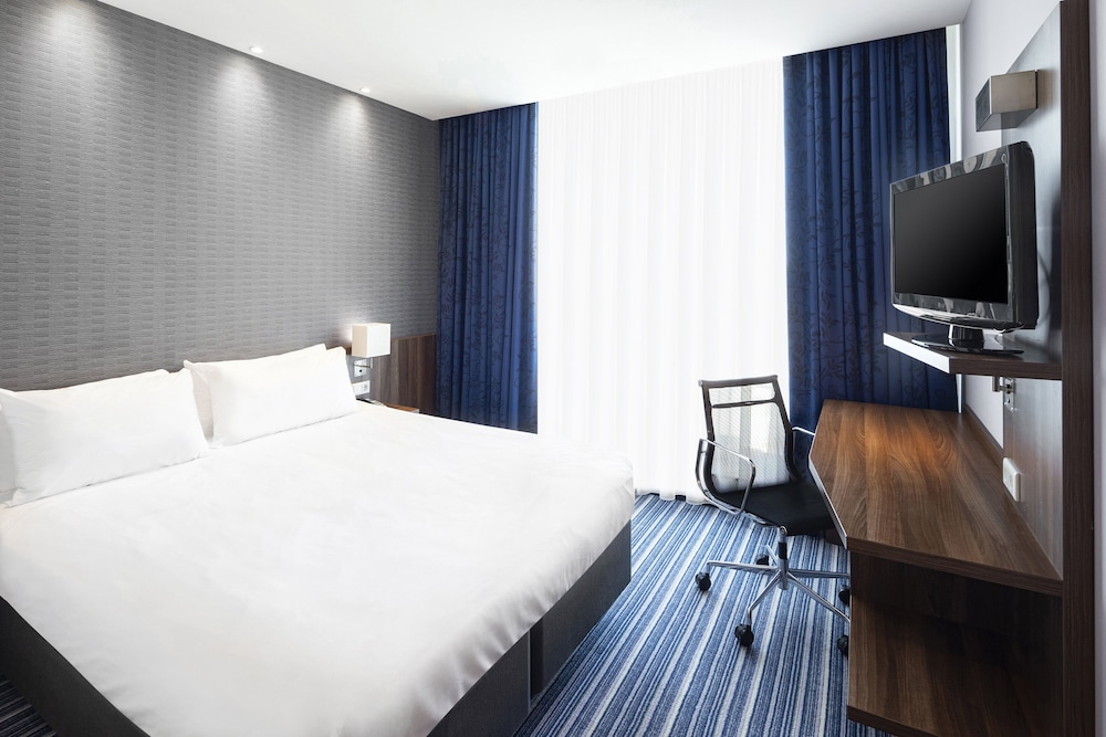 STANDARD, DOUBLE BED, CITY VIEW, HIGH FLOOR