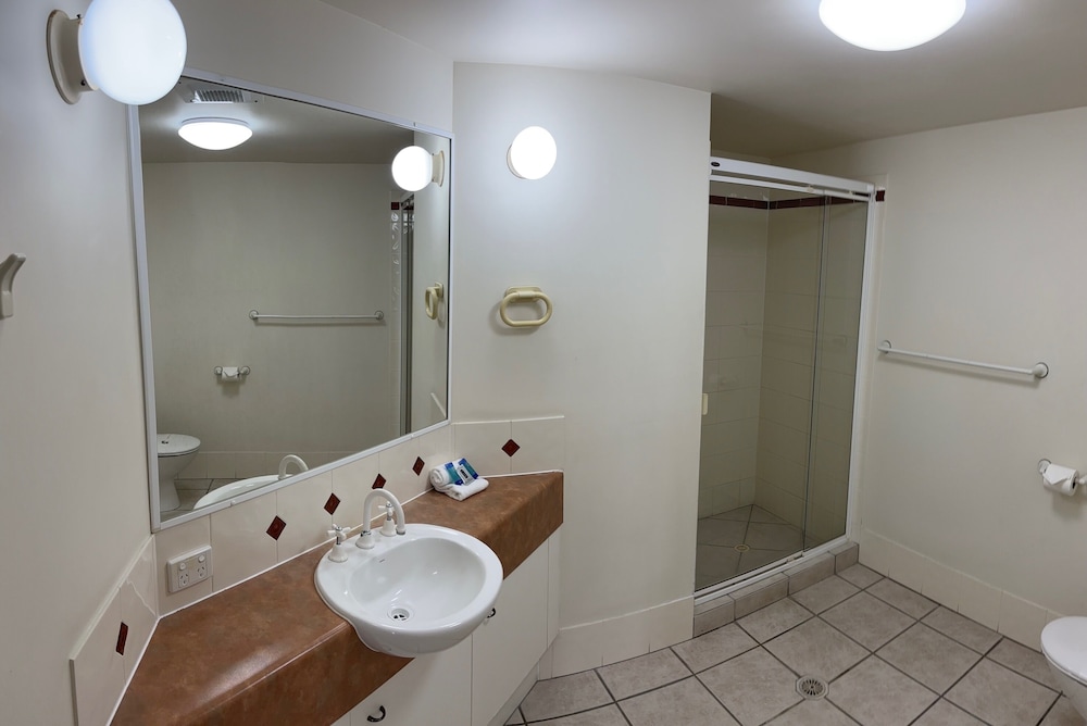 Kings Row Holiday Apartments 44/48