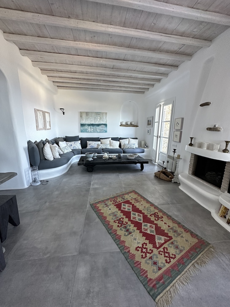 WHITE ROCK SUITES & VILLAS 37/50