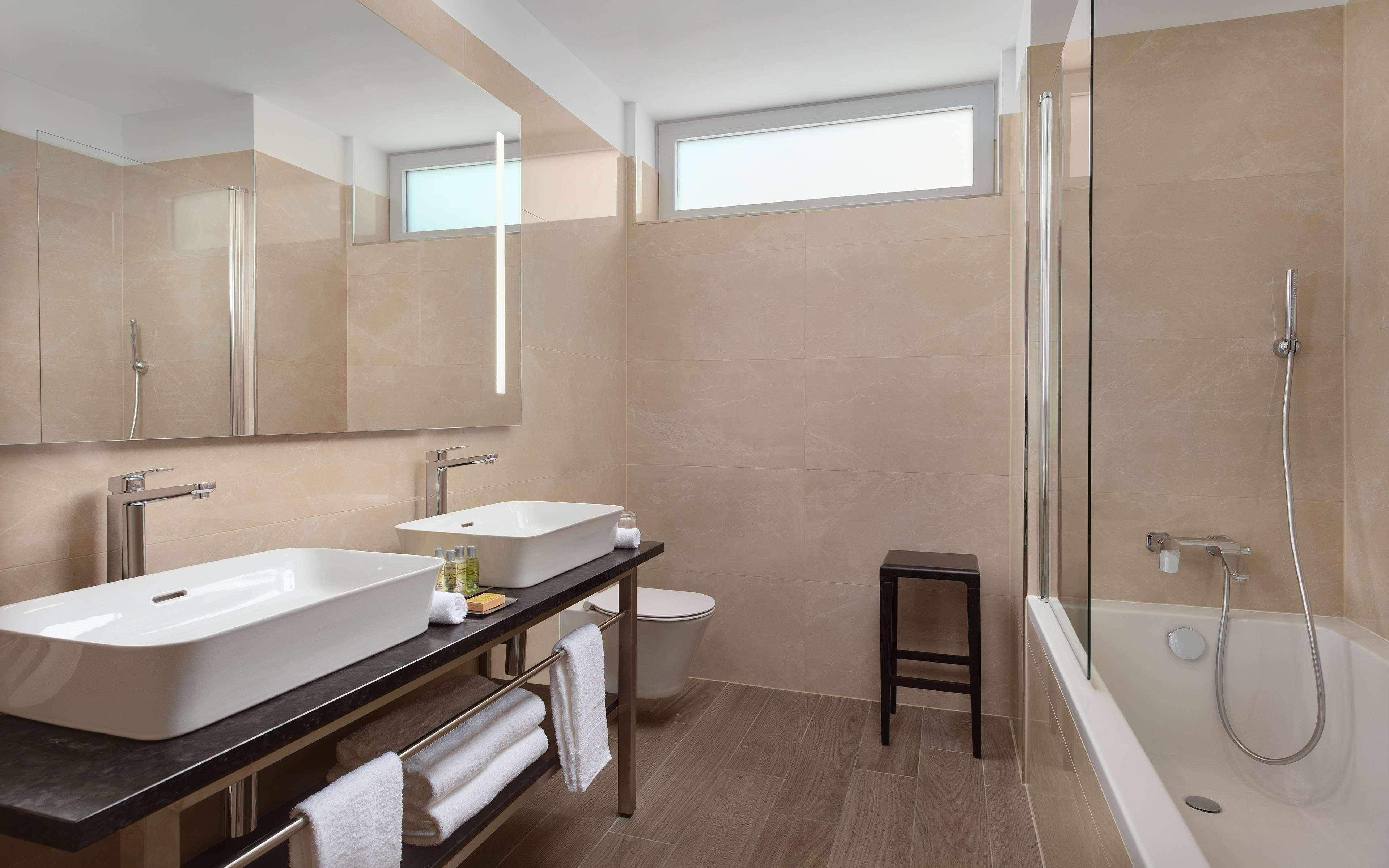 1 Bedroom, Villa, Apartment, King Bed, Beach Front، Hilton Rijeka Costabella Beach Resort and Spa 2/3