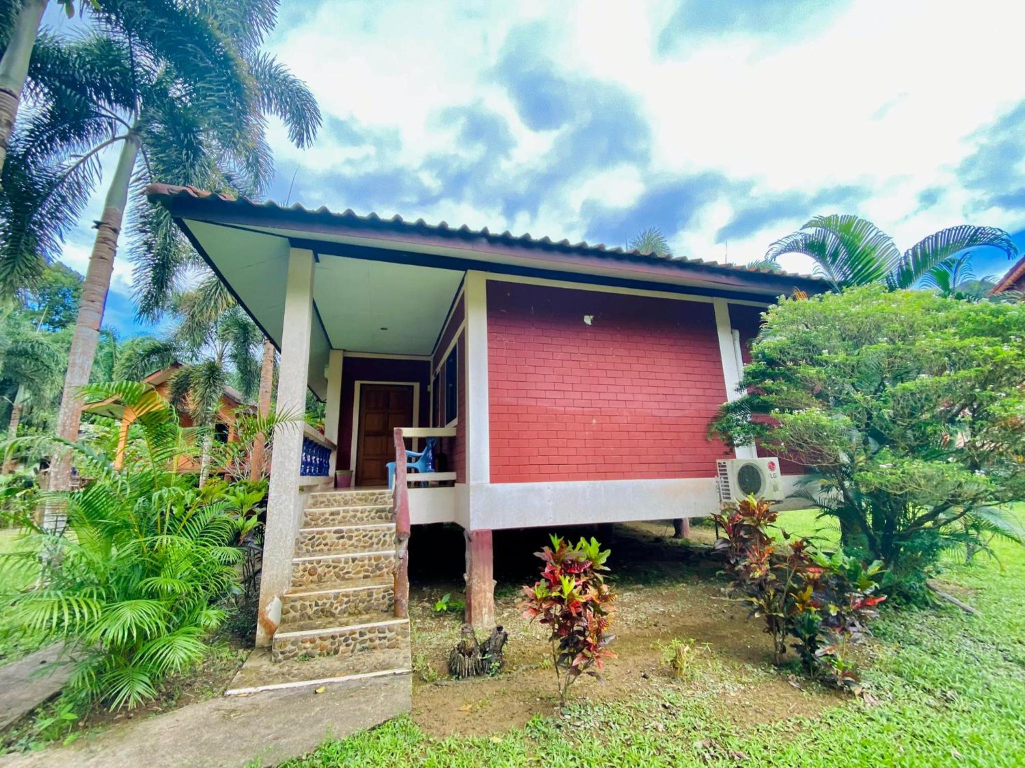 Nung House Bungalows Jungle Trekking 3/96