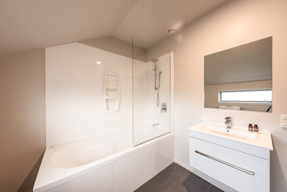 FAMILY, APARTMENT, KING AND QUEEN BED, HOT TUB