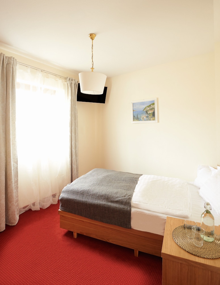 ROOM, SINGLE