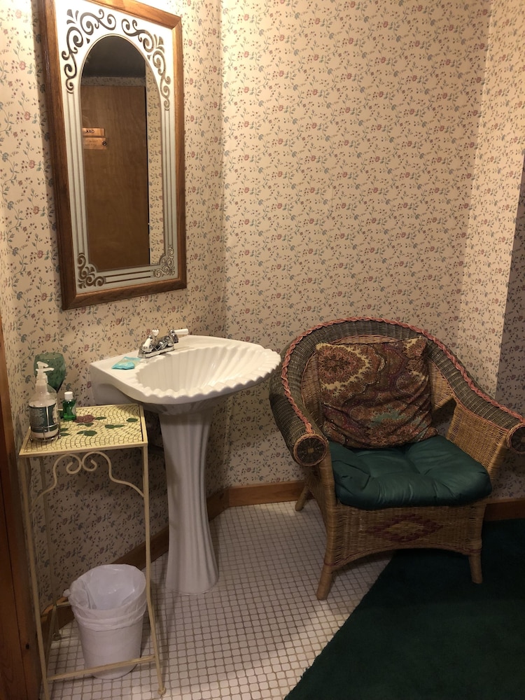 Evergreen Cottage Inn & Cabins 34/38