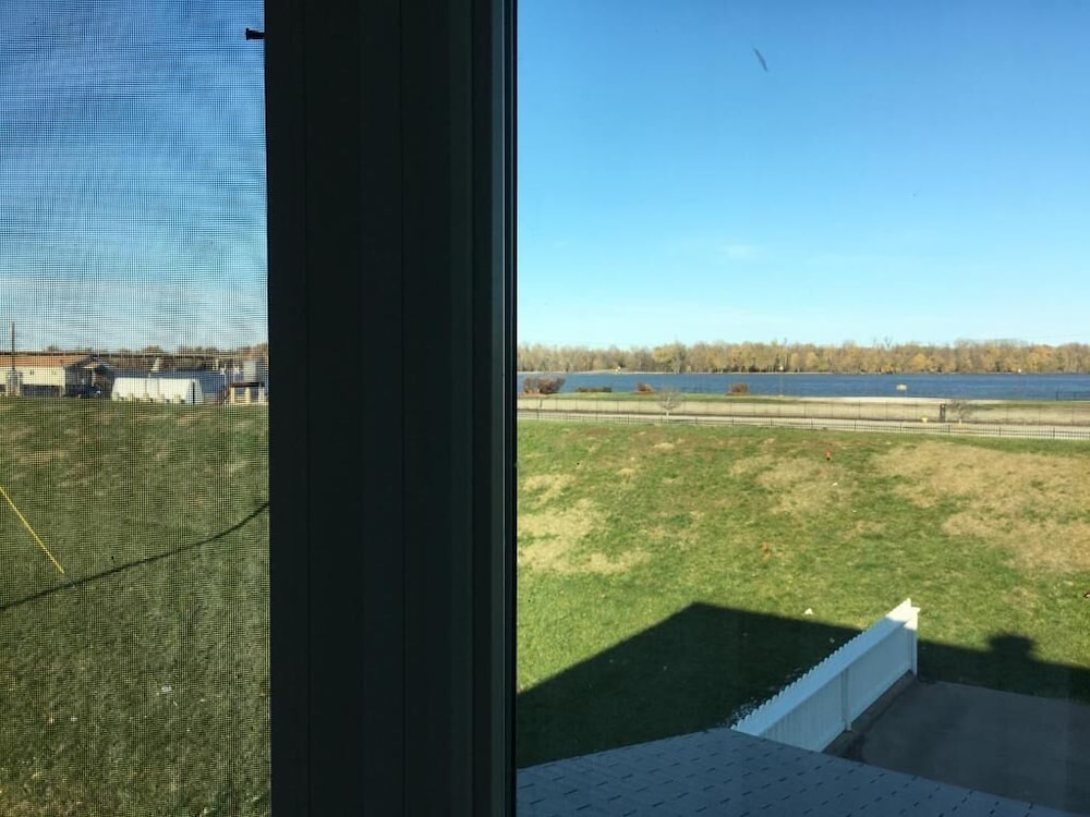 Riverside Inn 54/60