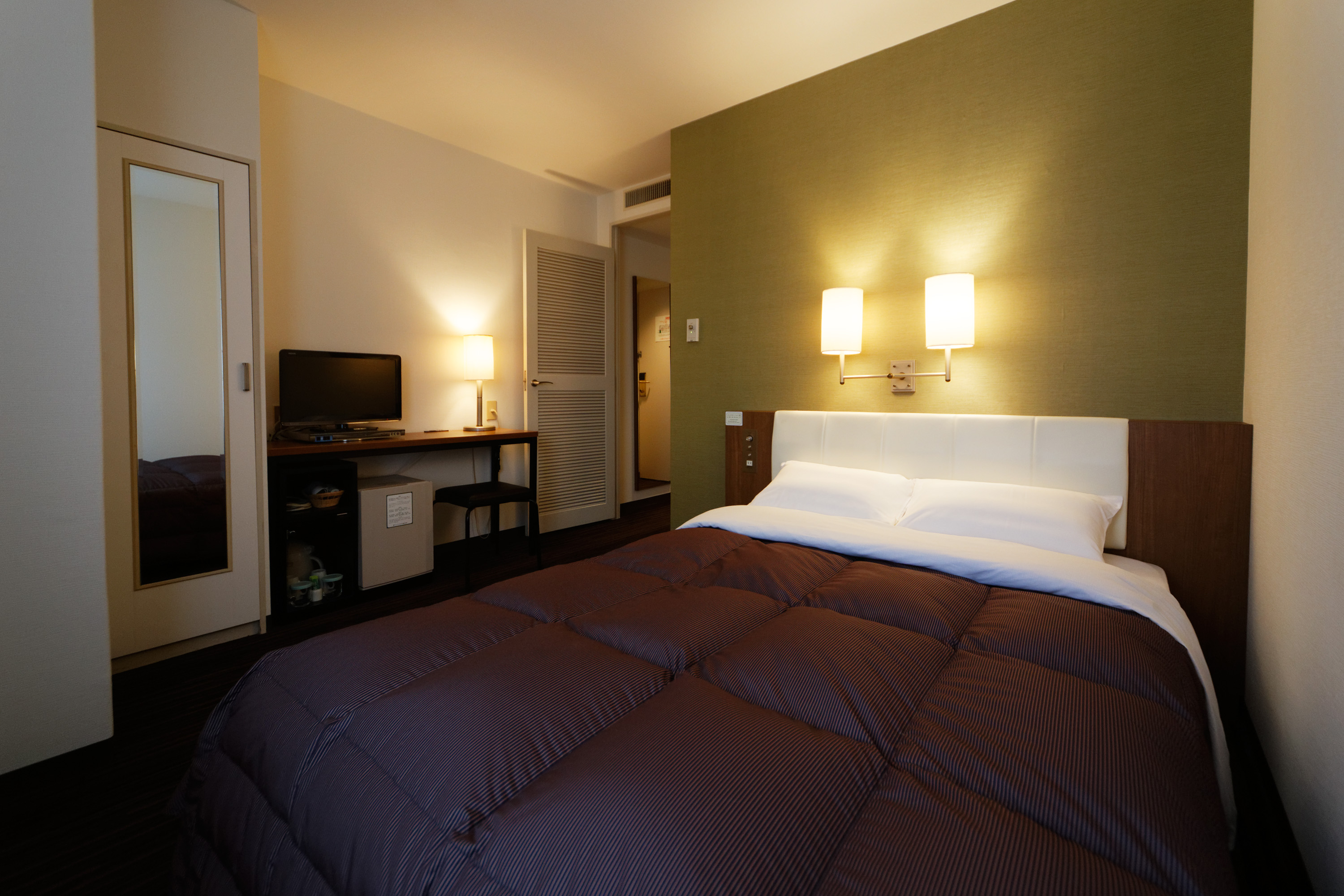 غرفة بسرير مزدوج