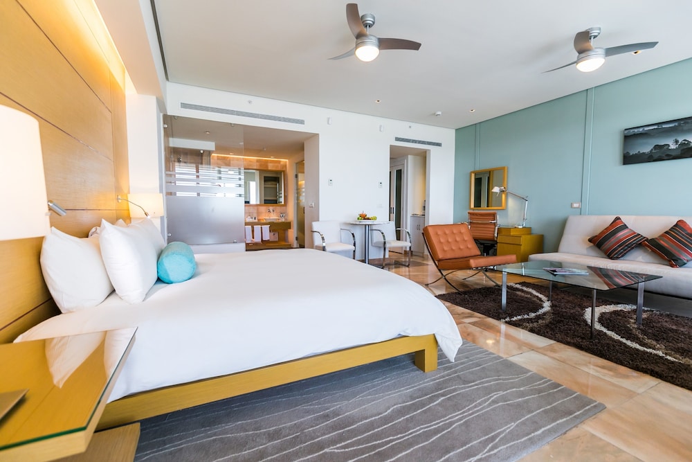 Master Suite King Size Bed Diamante View