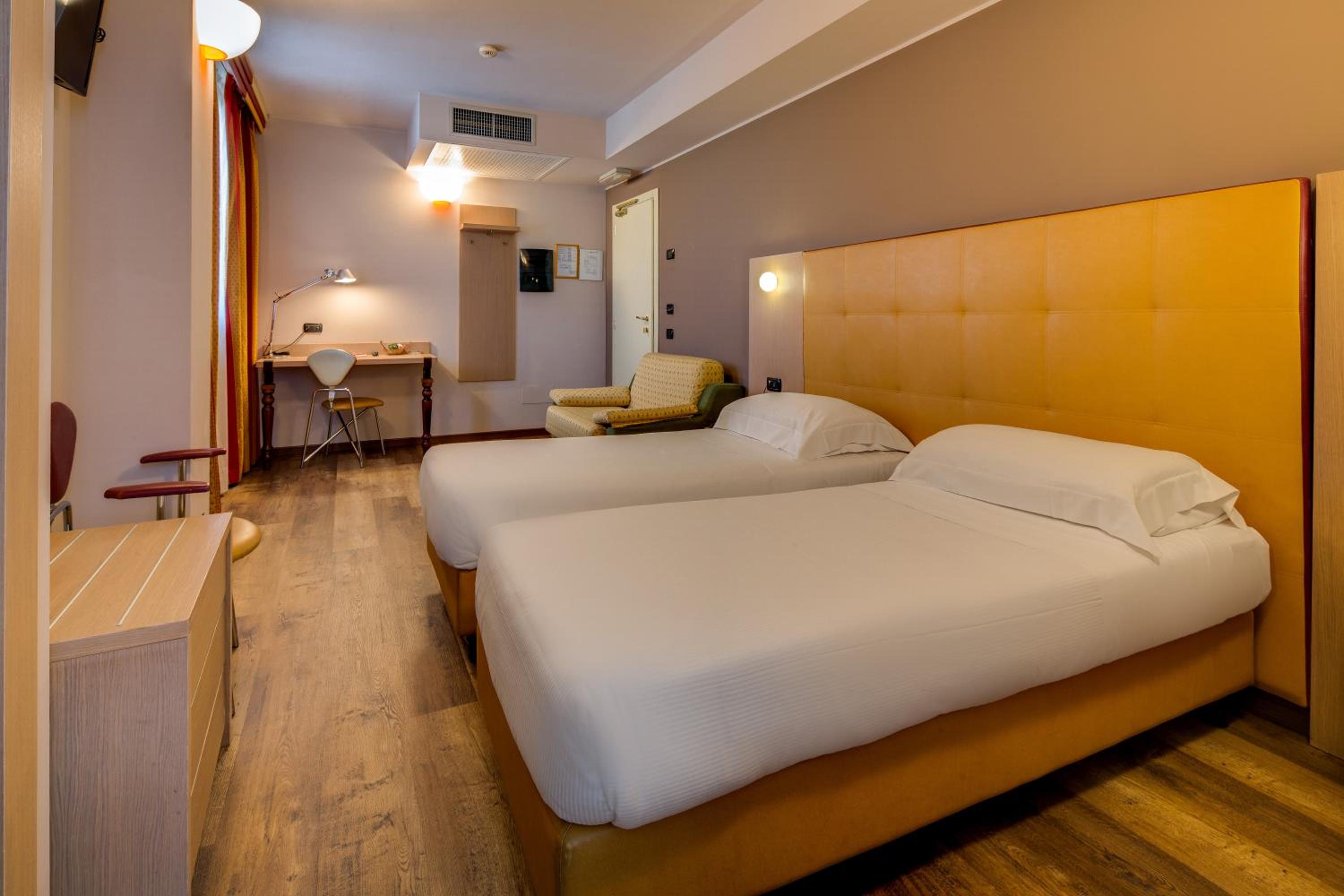ROOM, TRIPLE