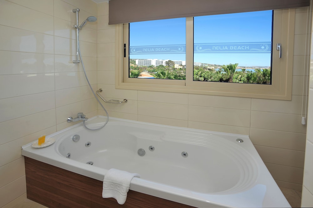 Nelia Beach Hotel & Spa 66/67