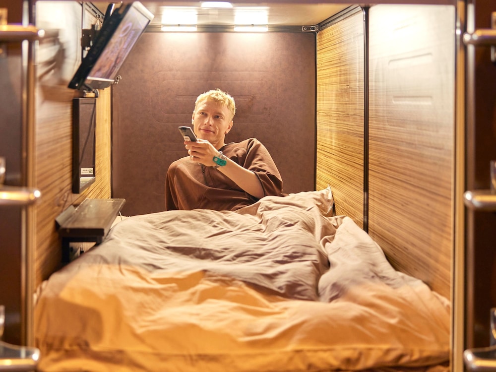 CAPSULE, MALE DORM, LOWER BUNK