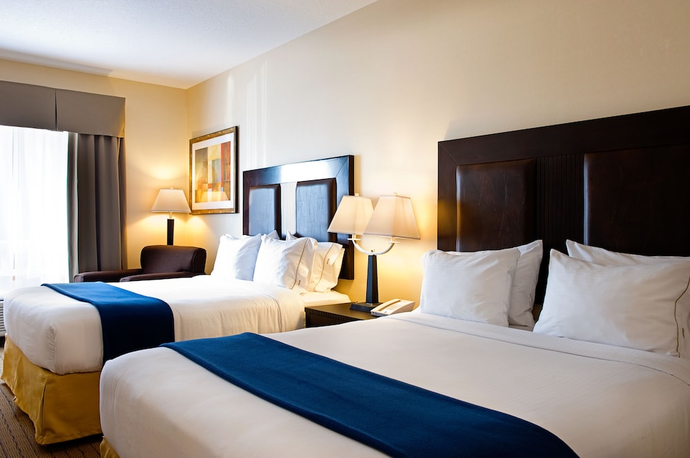 Holiday Inn Express Suites South 12/73