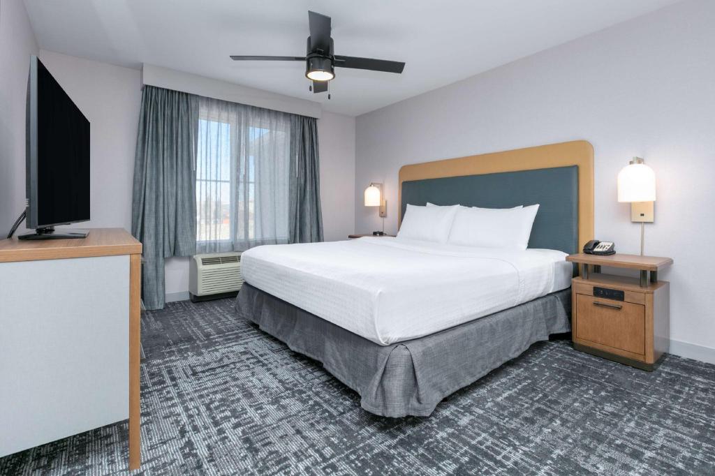 Suite, King Bed, Sofa, Accessible