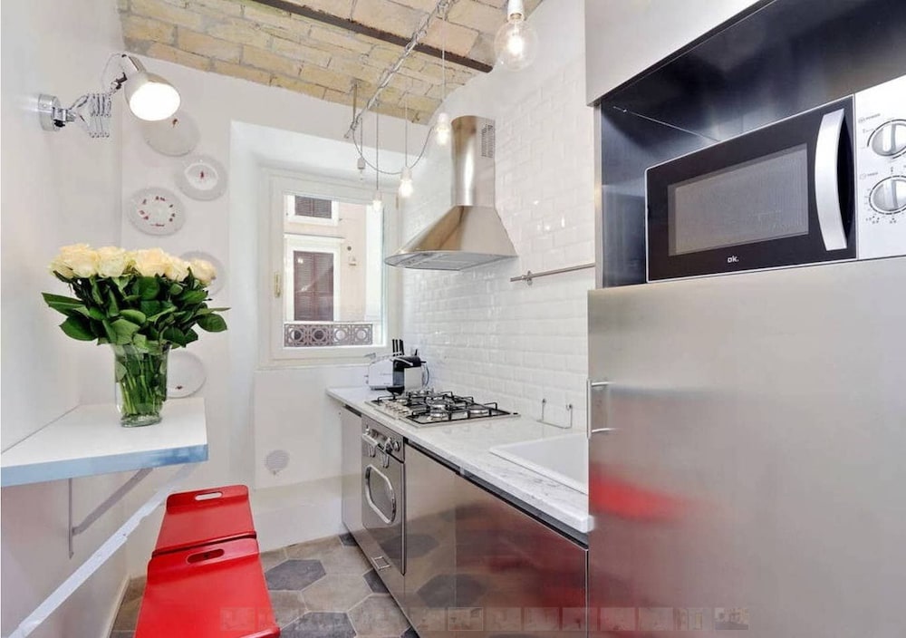 Charming flat near Colosseum 1/9