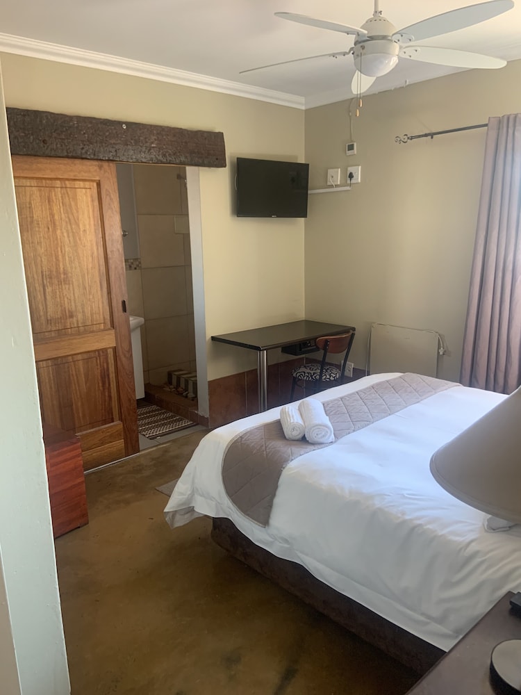 Africa Footprints Guest House 11/21