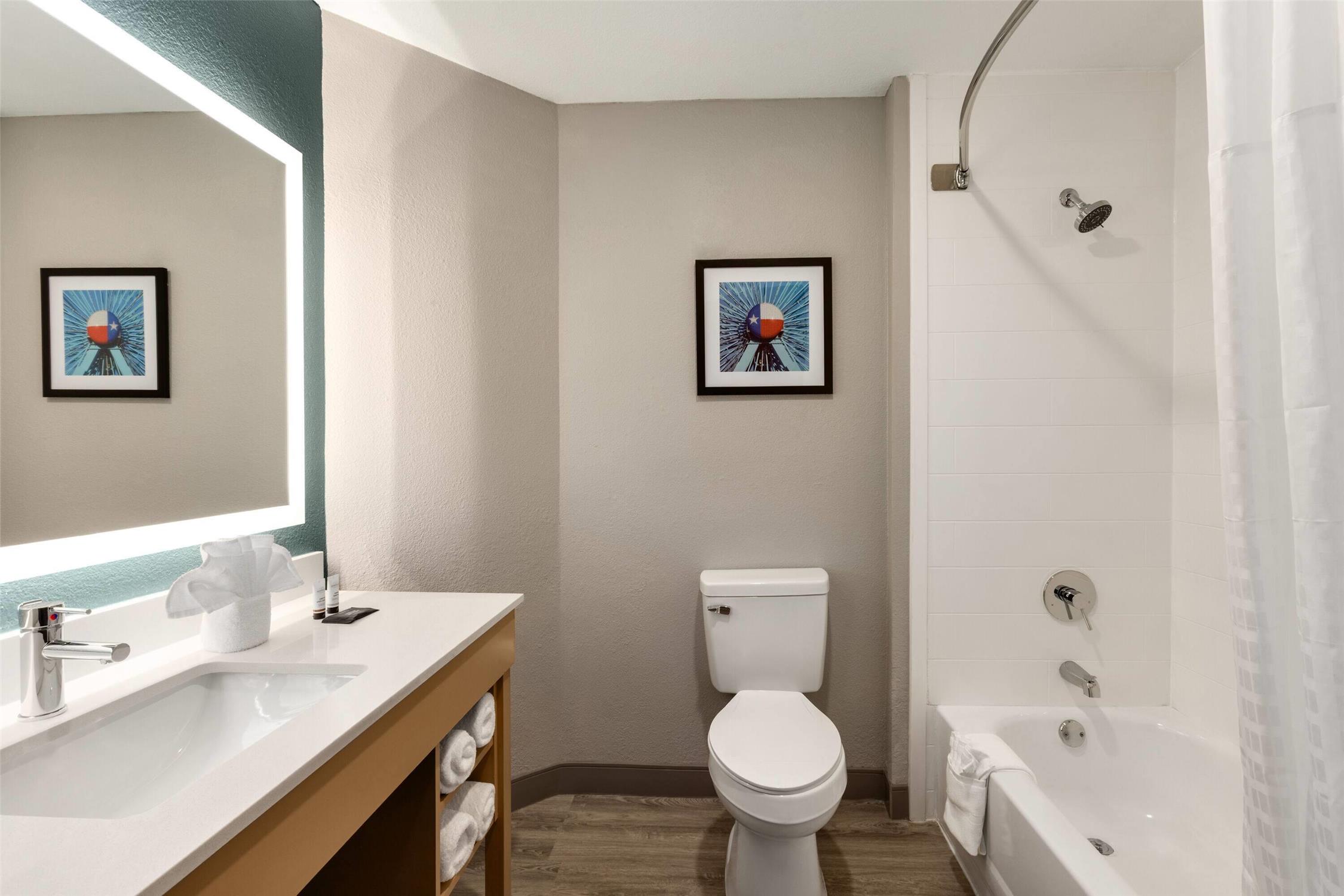 La Quinta Inn & Suites by Wyndham Dallas Arlington South 61/66