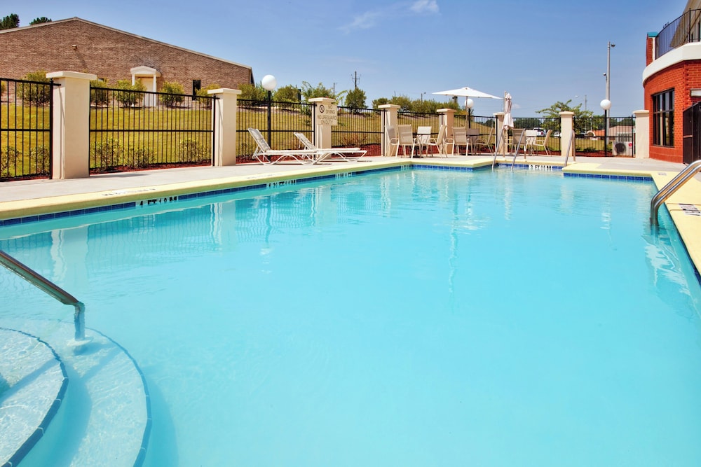 Holiday Inn Express Hotel & Suites Selma 40/65