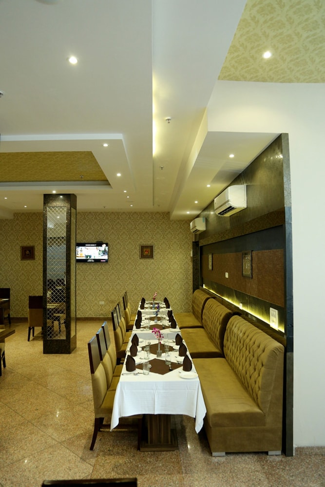 Hotel The Royal Bharti 26/38