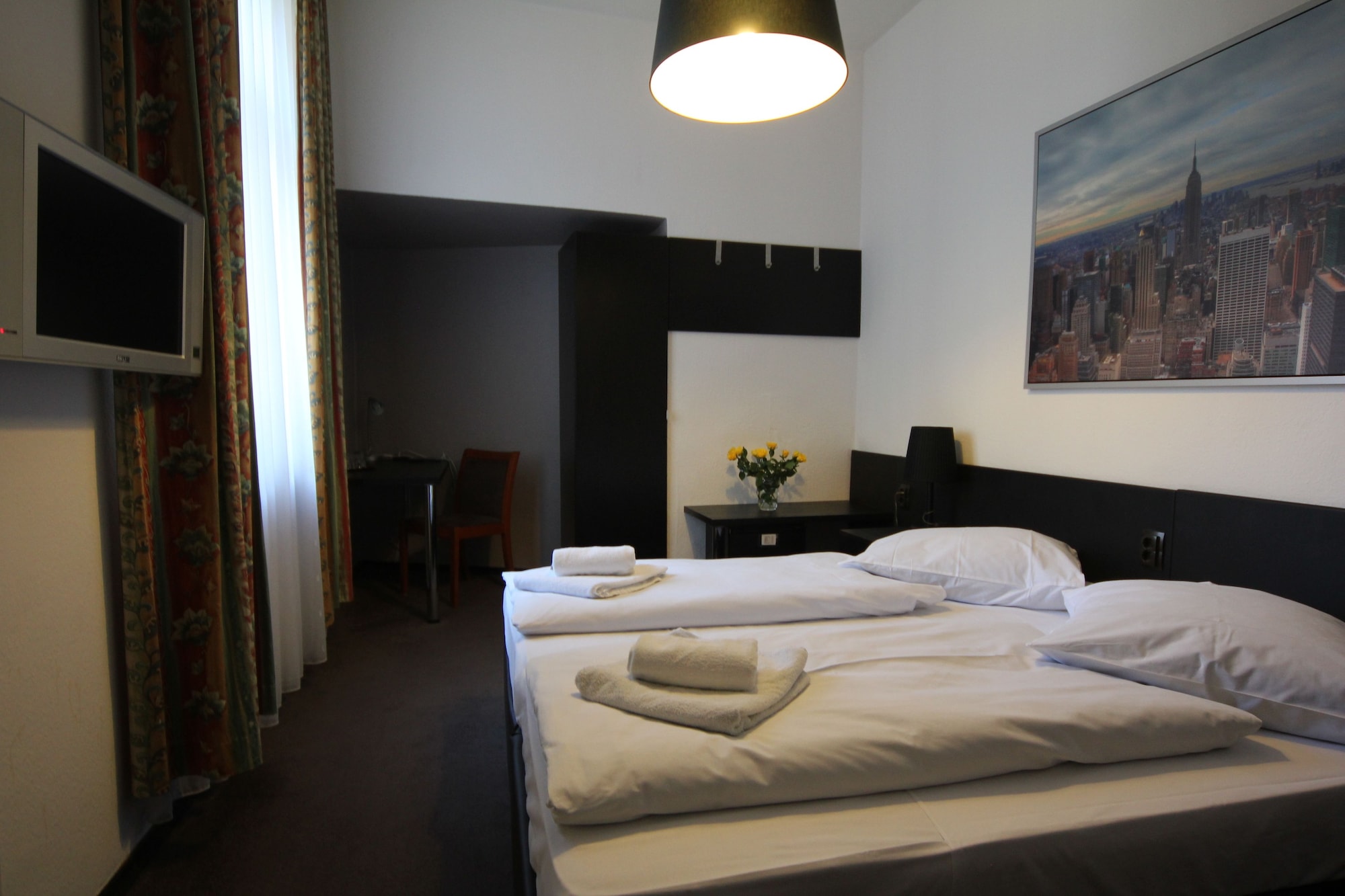 ROOM, DOUBLE BED