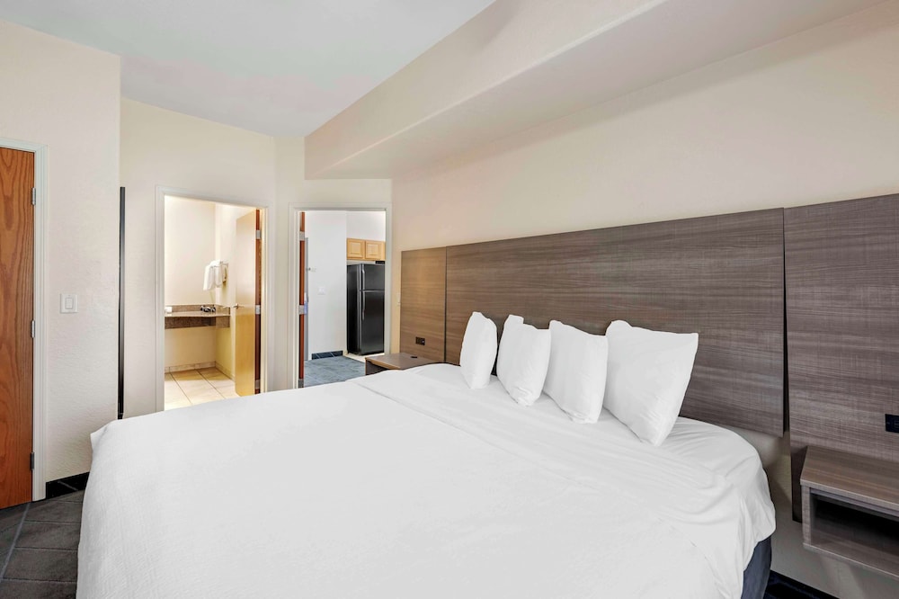SUITE, KING BED, SOFA, BALCONY