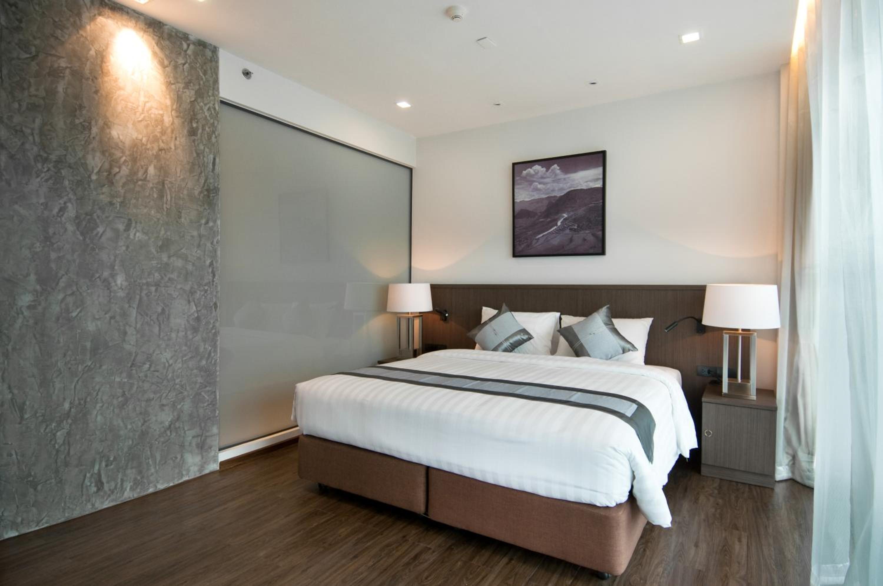 DELUXE, KING BED