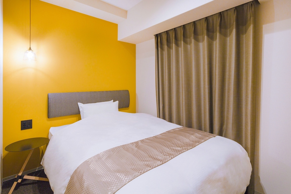 ROOM, SINGLE