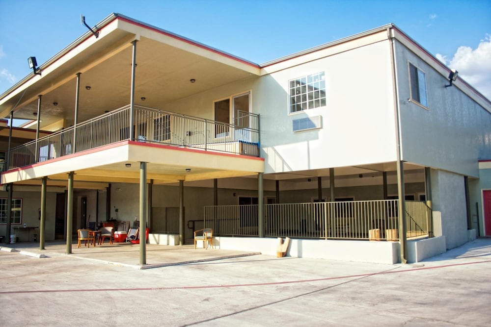 Whispering Palms Inn 2/35