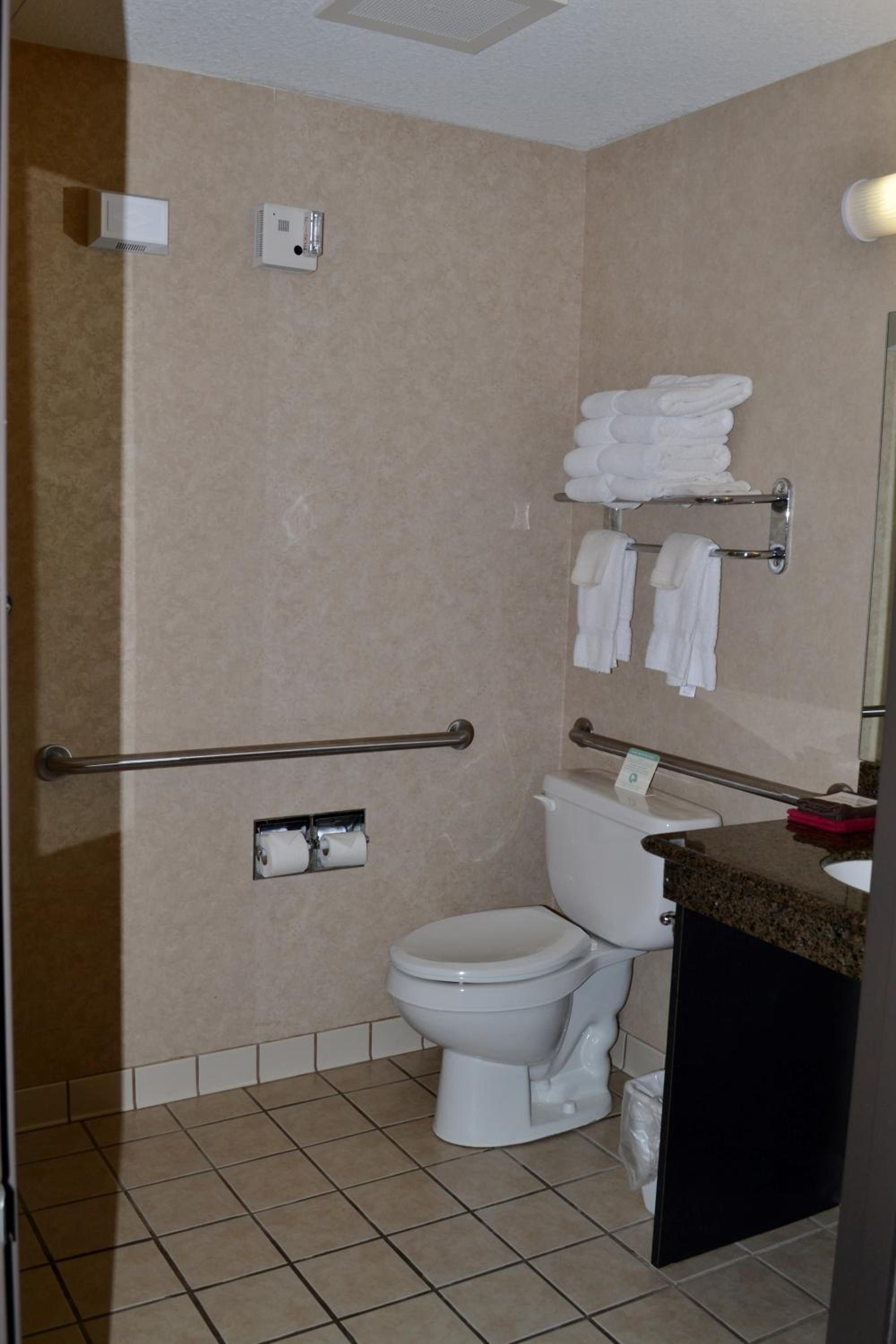 Paola Inn And Suites 40/47