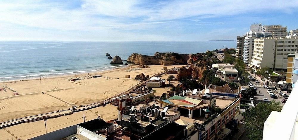 Avenida Praia 58/65