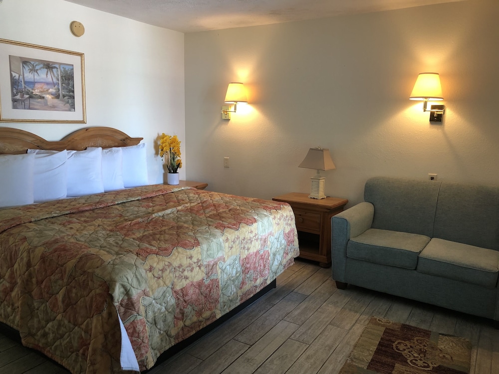 Holiday Terrace Beachfront Hotel, a By The Sea Resort 15/50