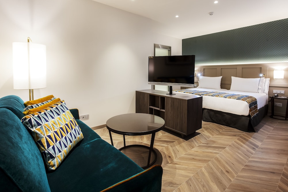 Junior Suite, King Bed, Sofa, Eurostars Puerta Real 2/2