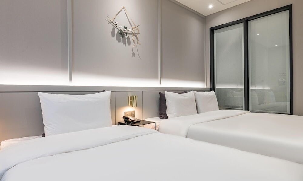 ROOM, TWIN BEDS, BUILDING A