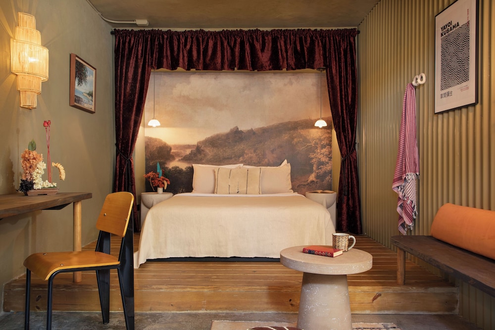 Pod, Queen Bed
