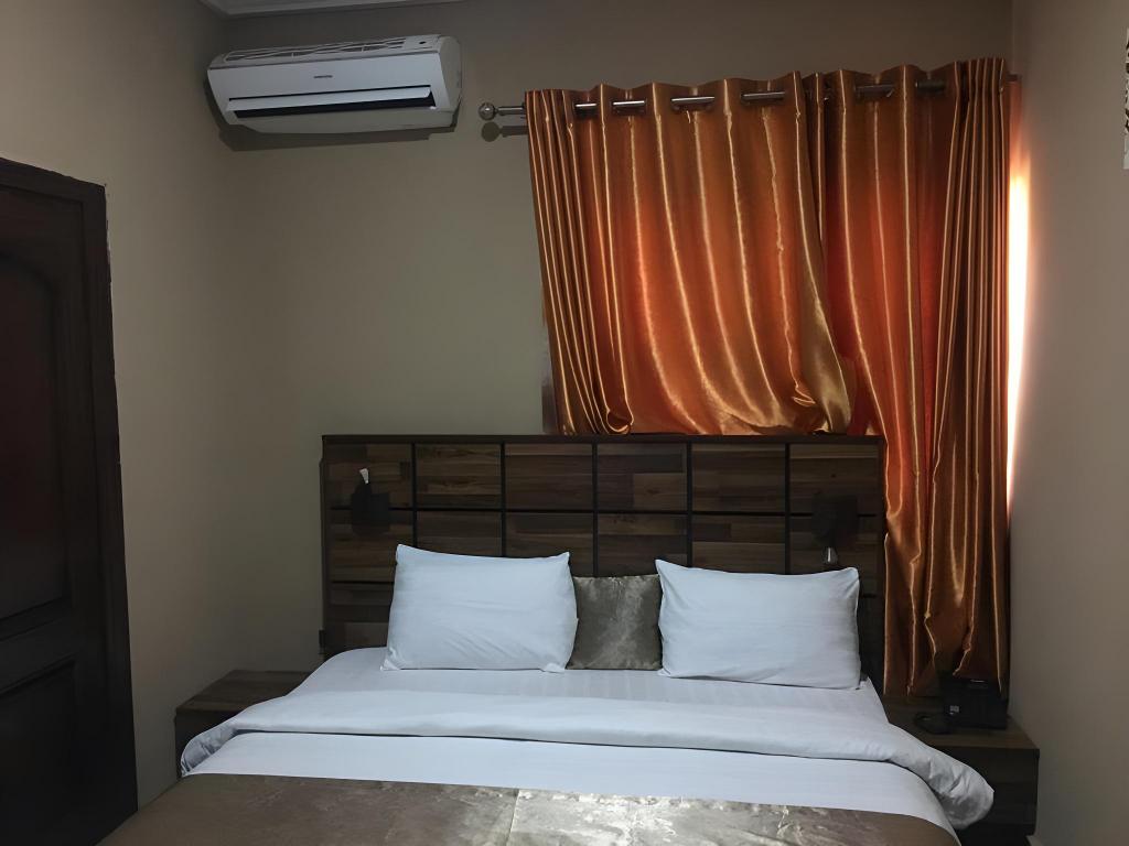 Momak 5 Hotel And Suites 11/18