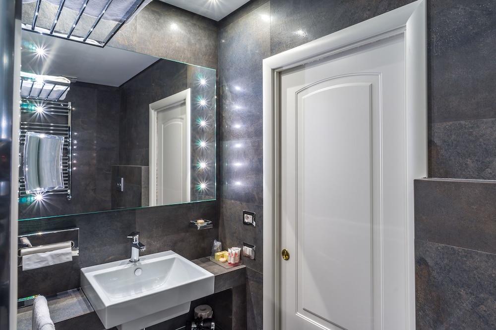 Les Diamants Spanish Steps Suite 35/46