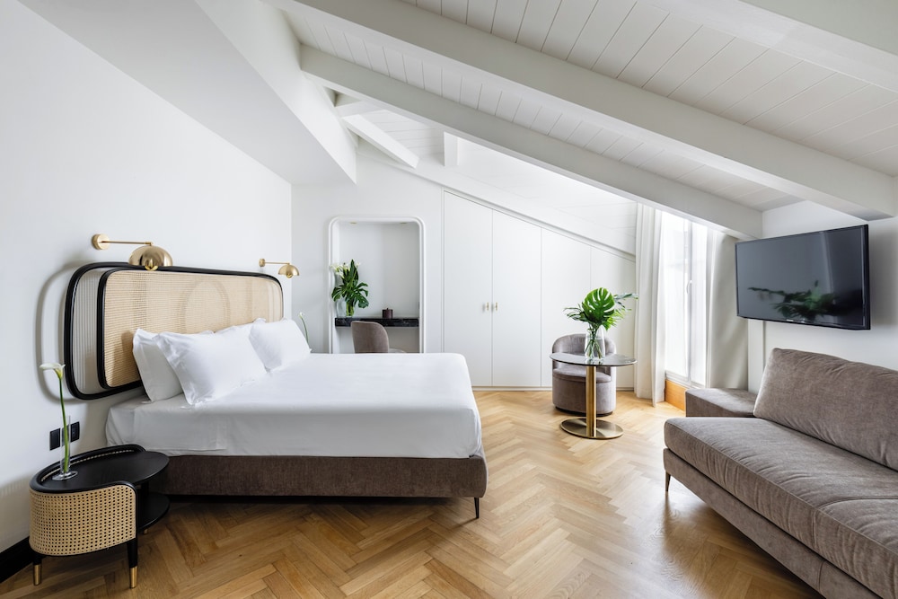 SUPERIOR, TRIPLE, KING BED, SOFA