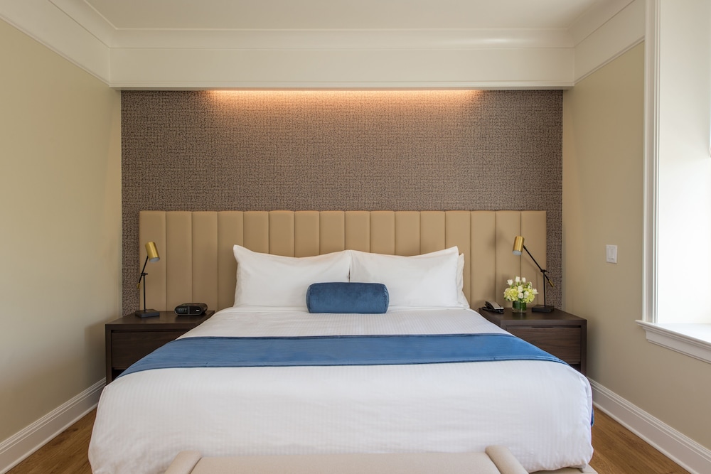Superior, Queen Bed, River View, Accessible